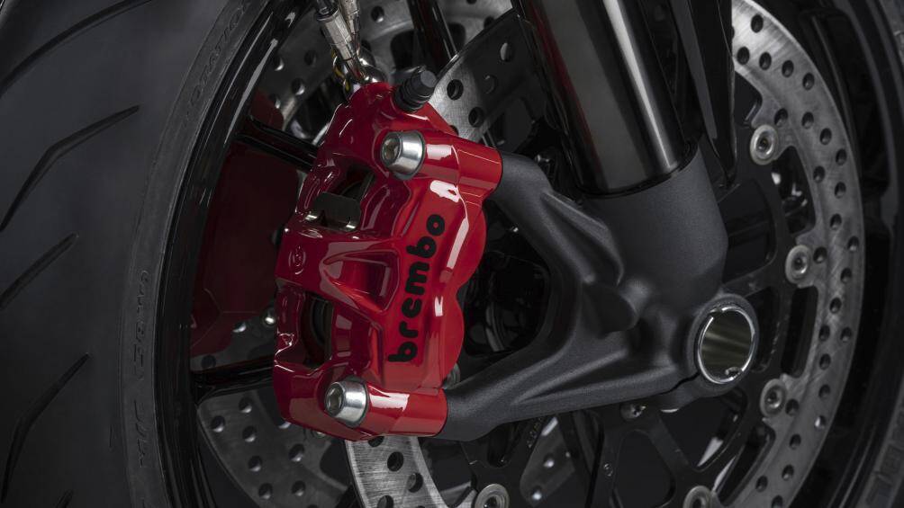Cùng với đó là kẹp phanh và nắp đầu xi lanh được sơn màu đỏ (Ducati Red), đi kèm với bộ la-zăng rèn đen bóng