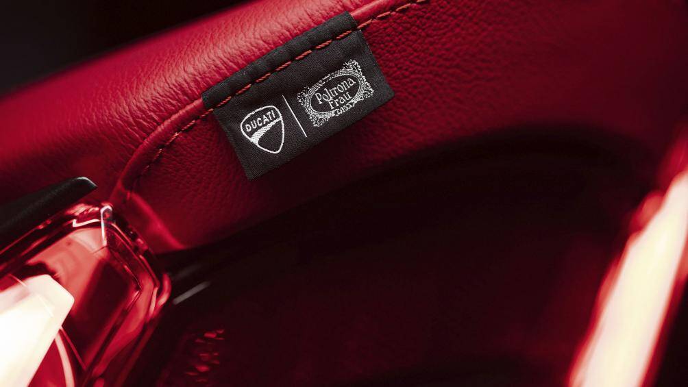 Ngoài ra xe còn có một chiếc mũ bảo hiểm phản lực Arai tông xoẹt tông với màu yên xe. Trang bị này chỉ được bán khi mua chiếc XDiavel Nera