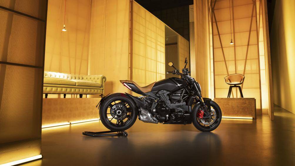 Ghế XDiavel Nera là yên pillon, rộng hơn để tạo sự thoải mái và có cả tựa lưng