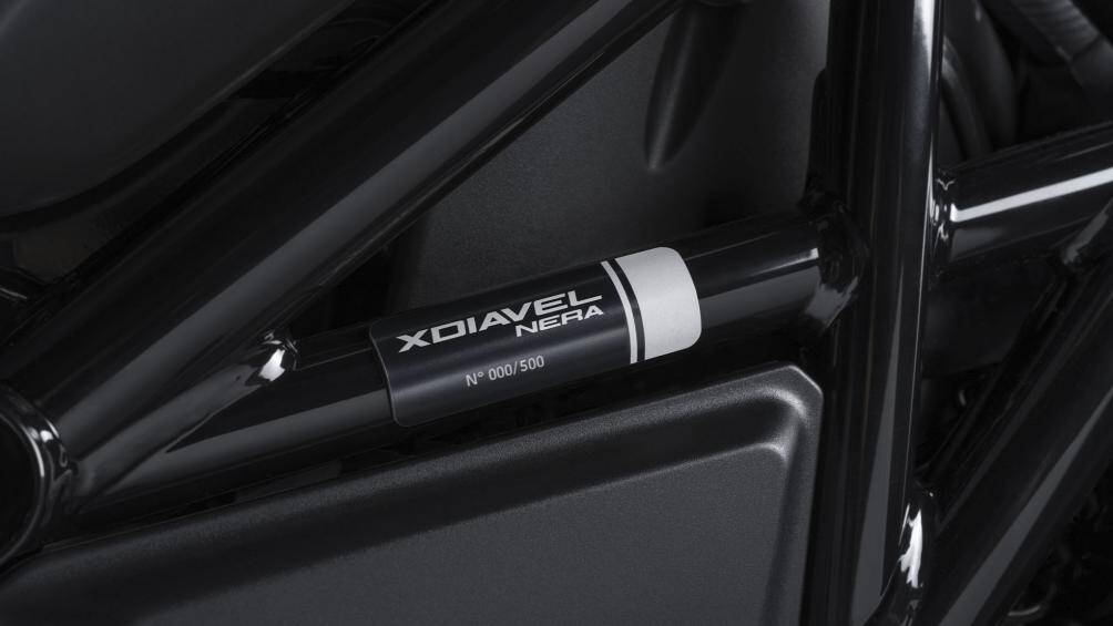 Với chiều cao yên thấp 755 mm, XDiavel là một chiếc cruiser truyền thống mang hơi hướng thể thao với lốp bản rộng 240 trên bộ mâm 8 inch