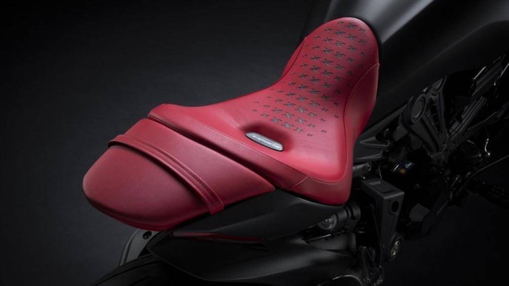Điểm nhấn cho chiếc Xdiavel Nera là ghế da được làm thủ công với 5 màu sắc khác nhau - Siam Red, Steel Blue, Cemento, India và Selva