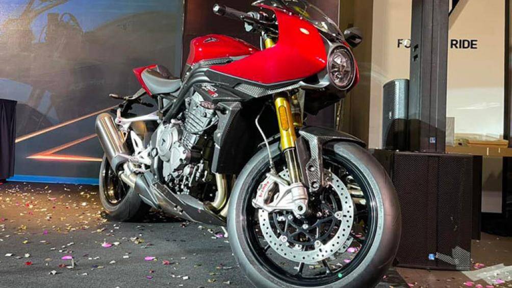 Vào tháng 9/2021, hãng xe mô tô Anh quốc bất ngờ ra mắt mẫu Triumph Speed Triple 1200 RR mới được phát triển dựa trên nền tảng mẫu naked-bike mạnh nhất