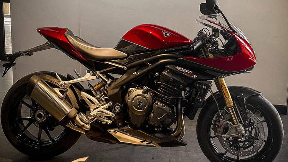 Nổi bật trên đầu xe là đèn pha hình tròn với dải đèn LED định vị thiết kế độc quyền, bao quanh là dàn áo quây phong cách Cafe Racer đẹp mắt