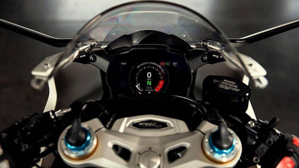Trang bị đặc biệt tiếp theo trên Speed Triple 1200 RR là bảng đồng hồ màu TFT tích hợp kết nối Bluetooth, hiển thị các thông tin quan trọng trên xe
