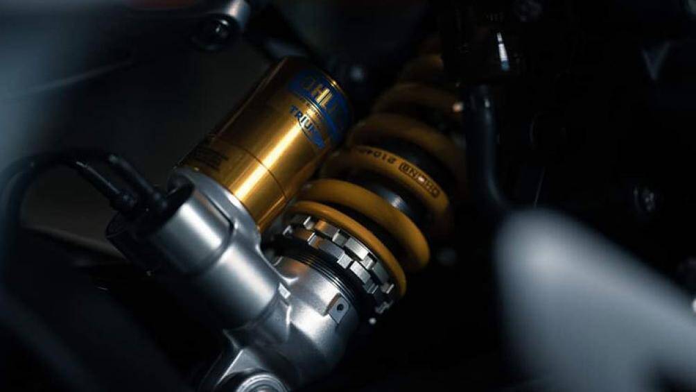 Để hoàn thiện tư thế ngồi chồm đặc trưng, Triumph cũng bố trí lại gác chân của xe khi chi tiết này được nâng cao và lùi về phía sau khung sườn chính của xe