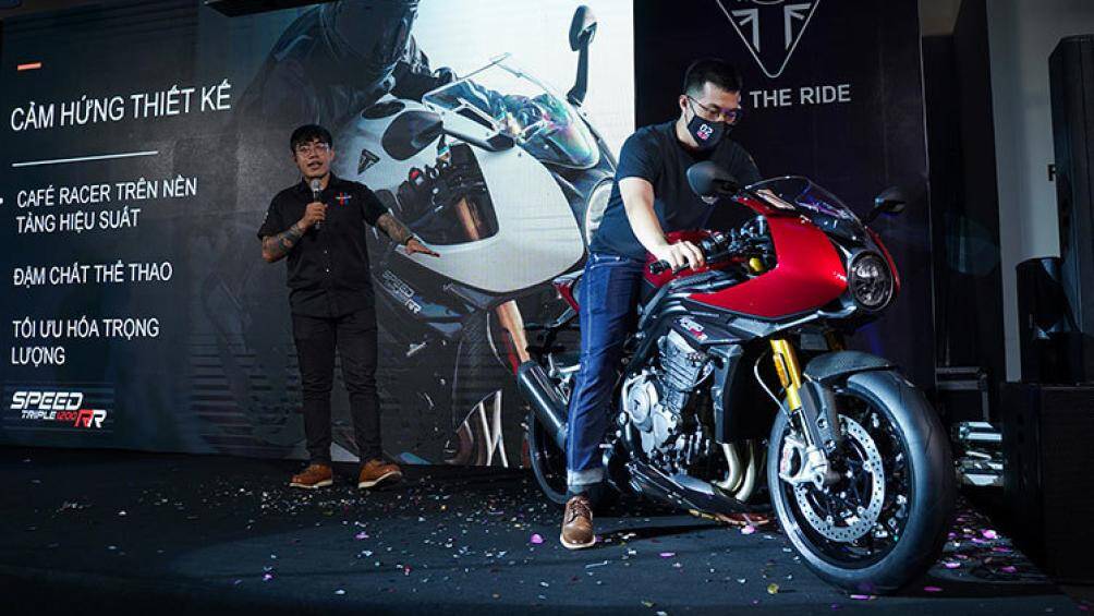 Ngoài ra, một số chi tiết ốp bên thân xe và chắn bùn xe được làm bằng sợi carbon cũng tạo điểm nhấn cao cấp cho toàn bộ xe