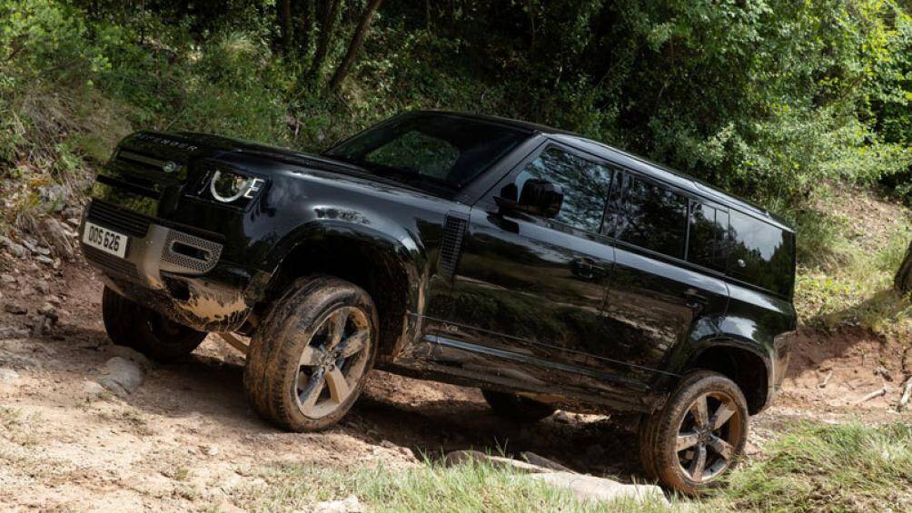 SUV địa hình hạng sang: Land Rover Defender (khoảng sáng gầm: 292,1 mm)