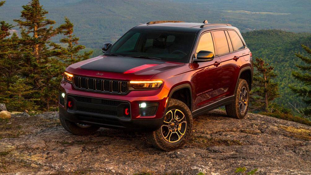 SUV cỡ trung: Jeep Grand Cherokee Trailhawk (khoảng sáng gầm: 220,98 mm)