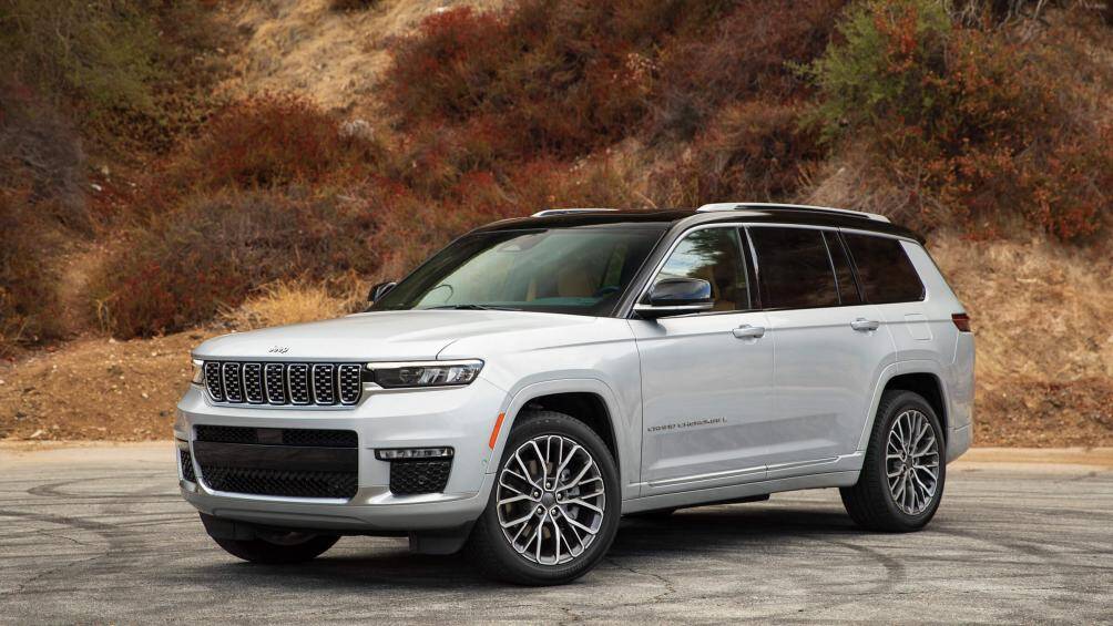 SUV cỡ lớn: Jeep Grand Cherokee L Summit Reserve (khoảng sáng gầm: 276,86 mm)