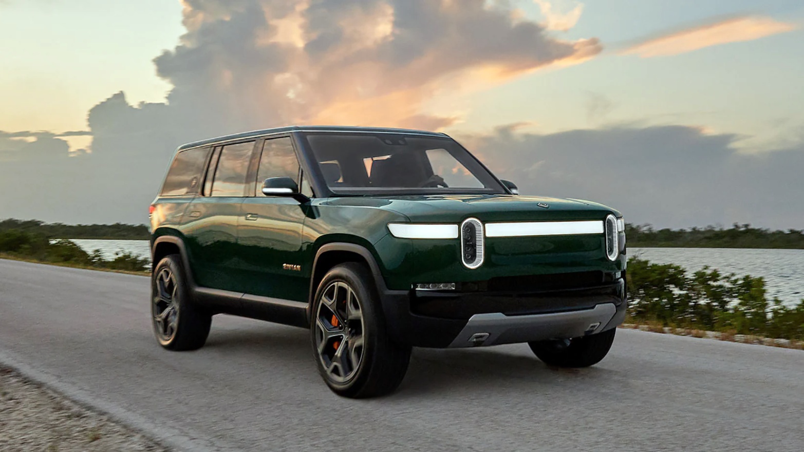 SUV hạng sang cỡ lớn: Rivian R1S (khoảng sáng gầm: 378,46 mm)