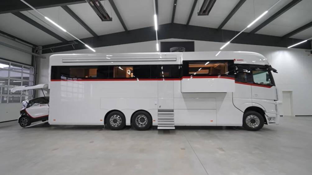 Xe còn có hệ thống giải trí của Bose, tấm năng lượng mặt trời trên nóc xe, máy phát điện, bình nước 1.000 lít và một garage nhỏ ở phía sau