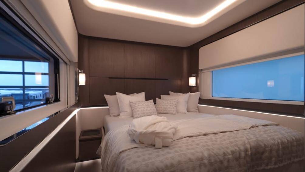 Phòng ngủ được trang bị giường cỡ lớn, bên cạnh có một phòng tắm cực kỳ sang trọng với bồn cầu có hệ thống sưởi và nắp hoạt động bằng điện