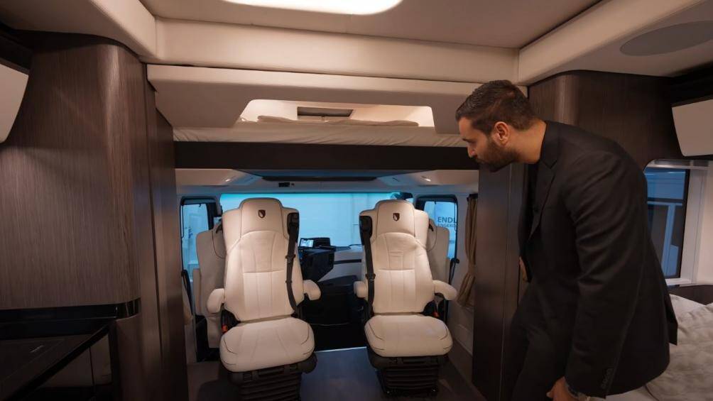 Phòng khách nổi bật với chiếc TV LCD kích thước 50 inch, bộ sofa dài tông màu trắng thanh lịch và có thế mở rộng nhờ kết cấu mở cửa trượt