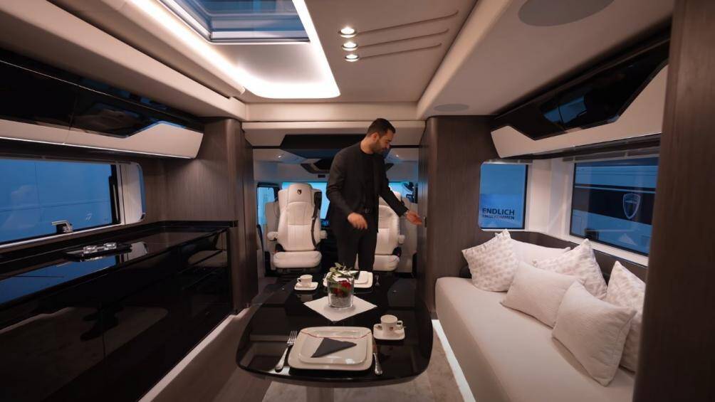 Bên cạnh đó, Dembell còn cung cấp cho khách hàng một loạt các tùy chọn trang trí như chân đèn gắn tường, đèn trang trí, phòng tắm ốp đá hay ghế bọc da