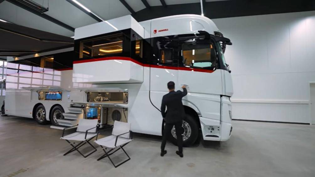 Nhà bếp của chiếc motorhome được cung cấp đầy đủ tiện nghị, bao gồm bếp nấu, lò nướng, tủ lạnh, máy rửa bát, và lò vi sóng...