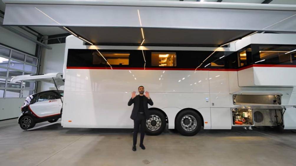 Chiếc motorhome của hãng Dembell được phát triển trên khung gầm của mẫu xe tải Mercedes Actros ba trục