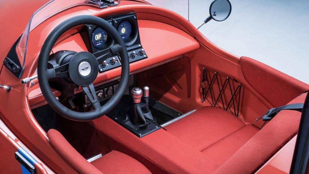 Các nút trên bảng điều khiển và thậm chí cả các ổ cắm USB đều được bịt kín để tránh bụi và nước bắn vào