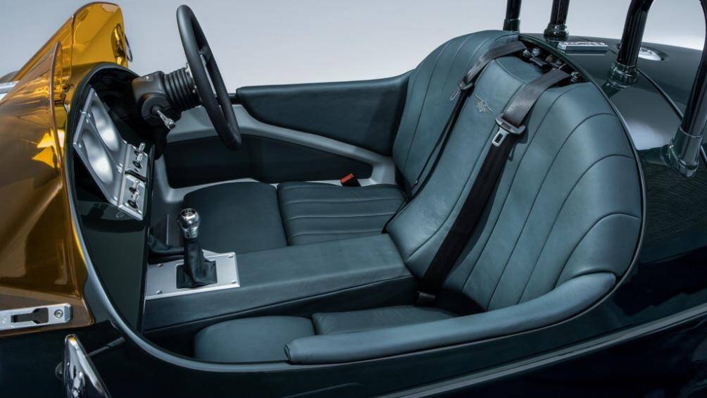 Khoang nội thất lấy cảm hứng từ những chiếc máy bay phản lực với bảng hiển thị kỹ thuật như trên các thiết bị đo lường của máy bay