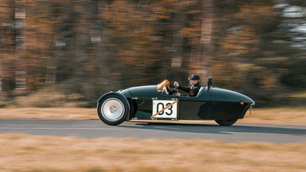 Với thiết kế gọn nhẹ chỉ 3 bánh, mẫu xe này có trọng lượng tổng thể chỉ khoảng 635 kg