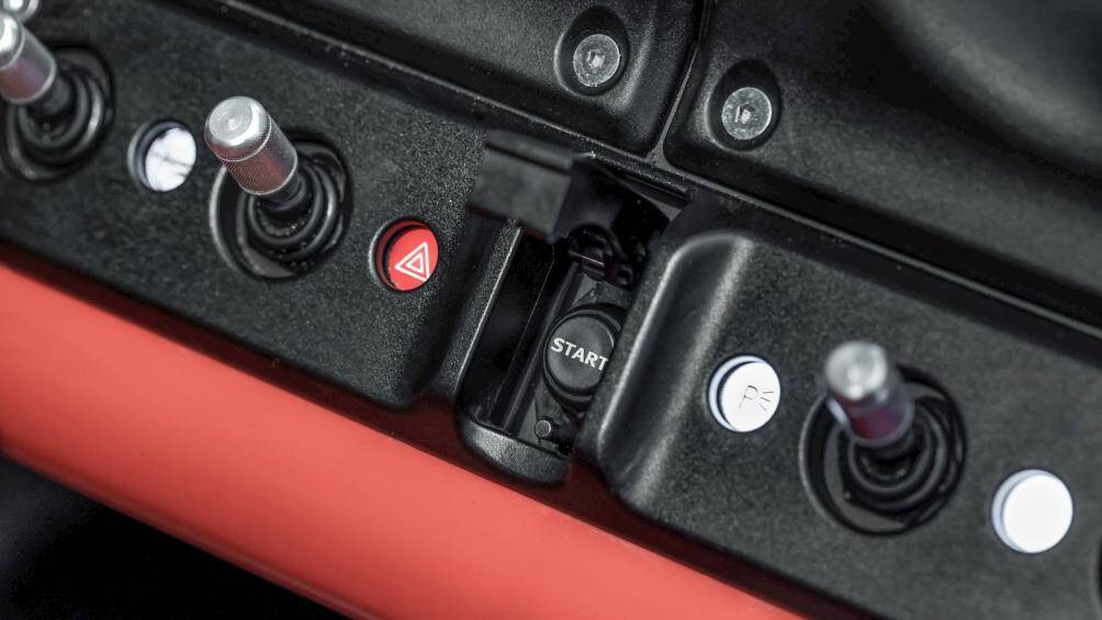 Phần dưới bảng điều khiển được trang bị một hàng công tắc tựa như khoang lái của phi công