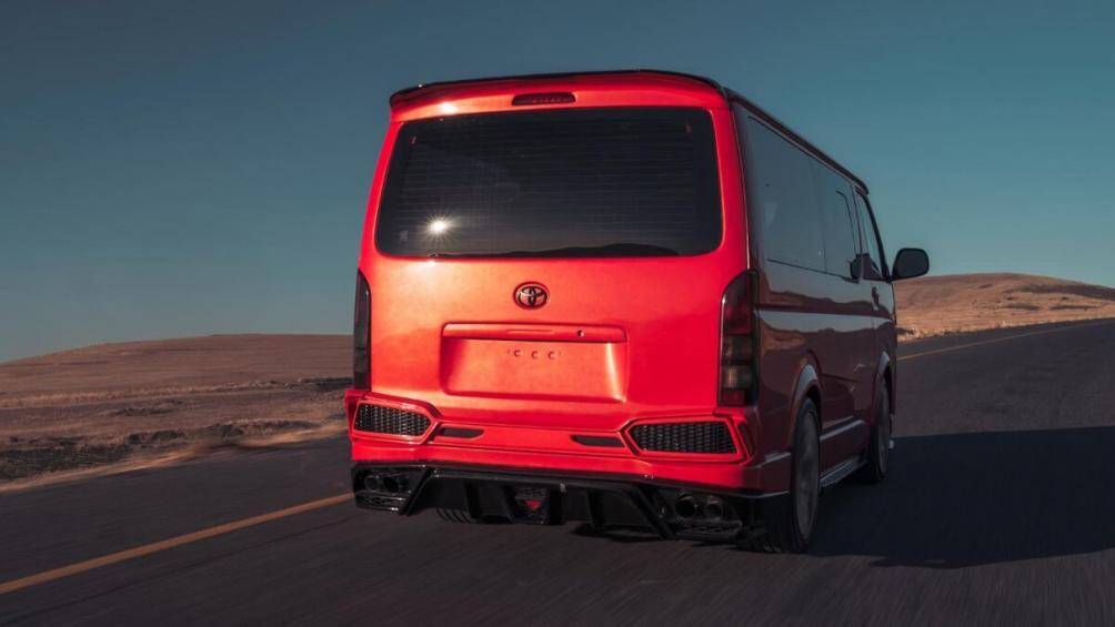 Thêm vào đó là việc thiết kế lại nội thất và hoàn thiện vẻ ngoài của Toyota Quantum bằng bộ widebody