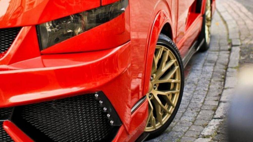 Chiếc minivan được trang bị bộ mâm của Audi R8 màu đồng kim loại nổi bật