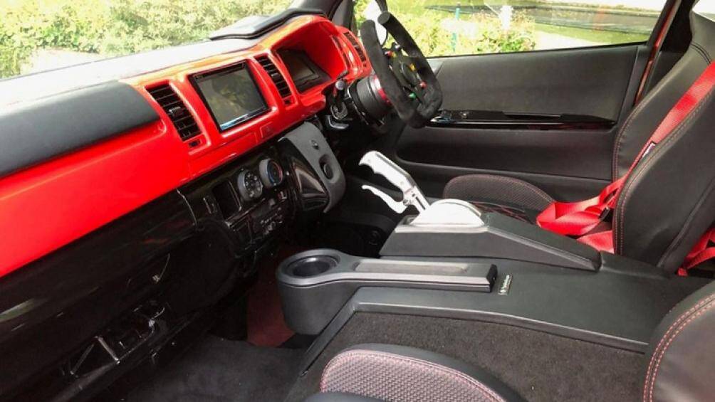 Tất cả mọi thứ bên trong cabin đều được bọc bằng da cao cấp kết hợp với chất liệu Alcantara