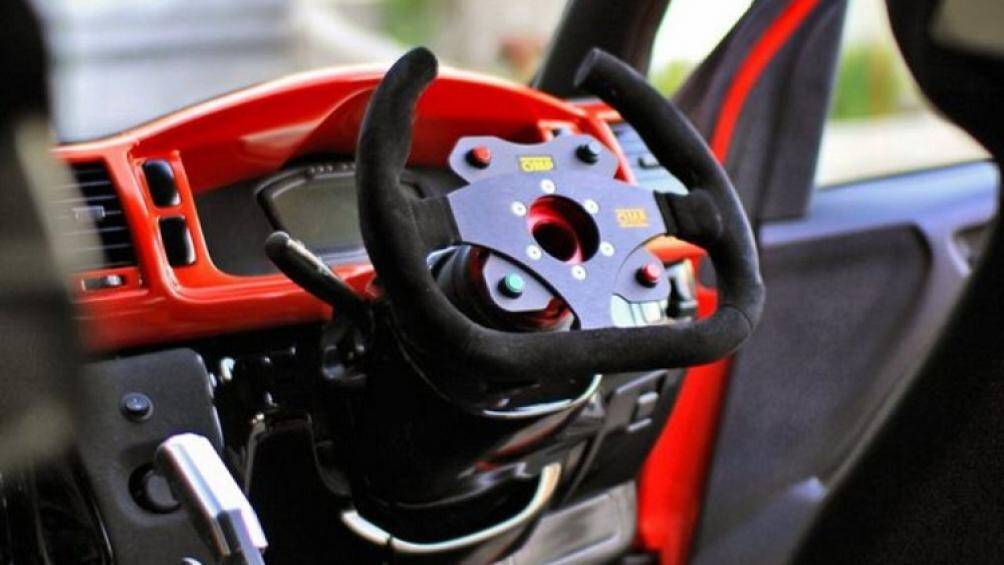 Bảng điều khiển trung tâm được thay bằng loại Dashtech Racepro, vô lăng OMP lấy từ chiếc Ariel Atom