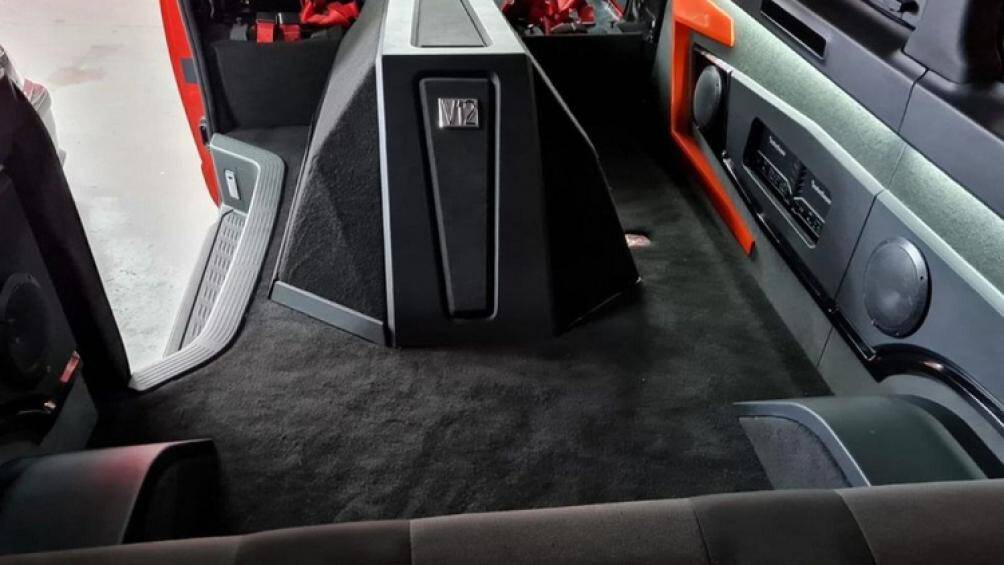 James Redelinghuys đã quyết định chọn động cơ 1GZ-FE cũ của một chiếc Toyota Century để thay thế