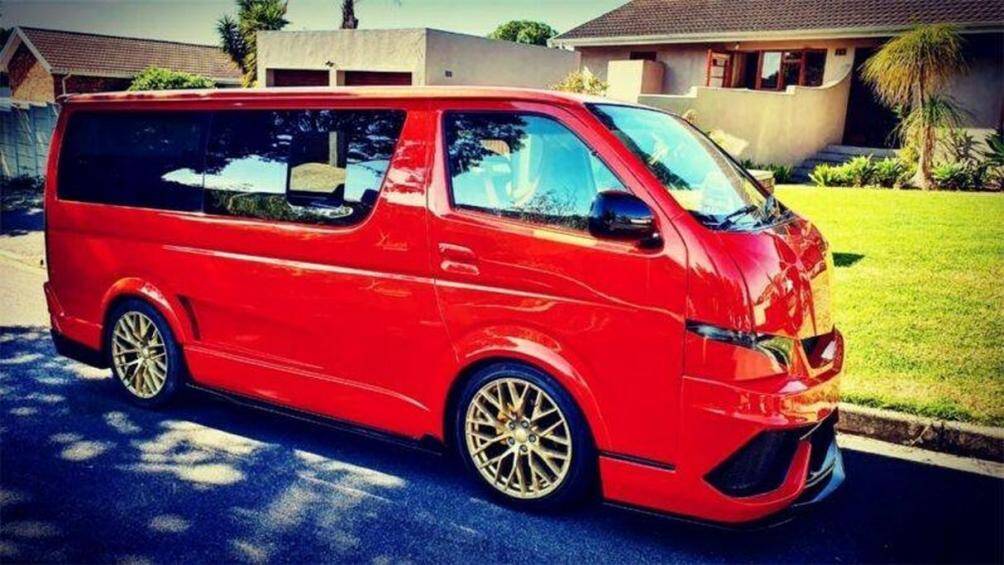 James Redelinghuys đã nâng cấp chiếc taxi minivan Toyota HiAce theo phong cách của một chiếc siêu xe Lamborghini