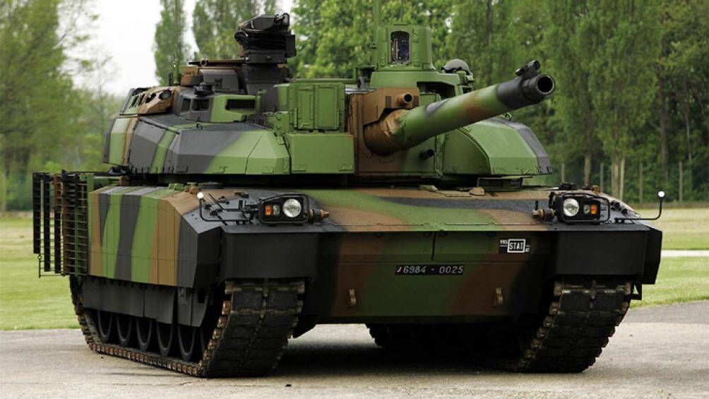 3. AMX 56 Leclerc: xe tăng chủ lực của quân đội Pháp có thể lao đi với tốc độ 71 km/h trên xa lộ và 55 km/h ở địa hình gồ ghề