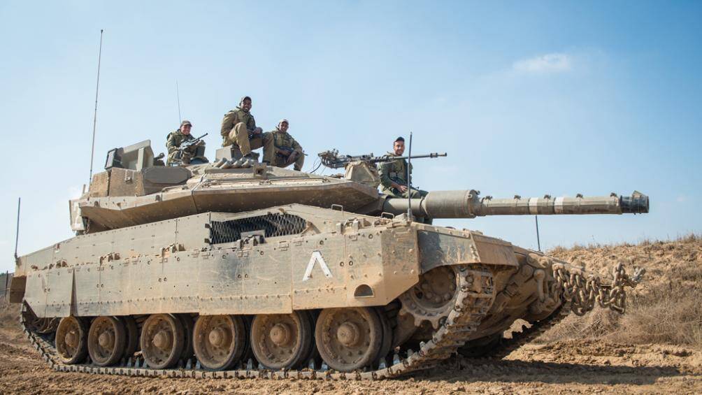 9. Merkava Mark IV: Đây là niềm tự hào của công nghiệp quốc phòng Israel, nó có thể đạt được trên đường nhựa là 64 km/h