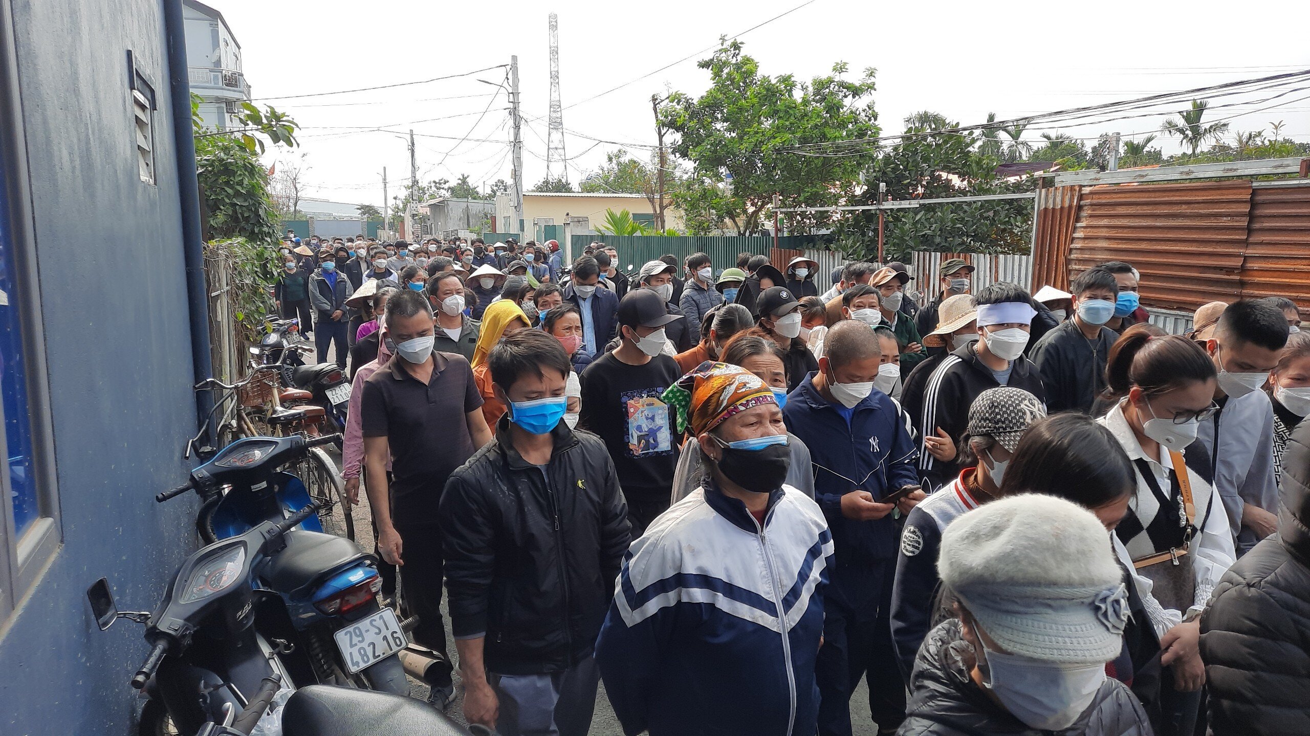 Rất đông người thân, họ hàng, hàng xóm đến tiễn đưa N.H.H. và N.H.H. về nơi an nghỉ cuối cùng ở nghĩa trang thôn Đoài, xã Nam Hồng, huyện Đông Anh, Hà Nội.