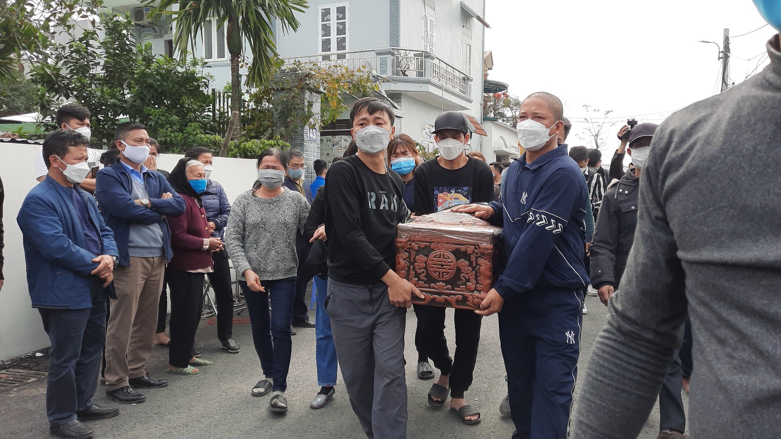 Những người thân rời xa ông mãi mãi bao gồm một con gái (lấy chồng về xã Quang Minh, huyện Đông Anh), 2 cháu nội (là N.H.H. và N.H.H) và 2 cháu ngoại (một cháu mất cùng với mẹ ở xã Quang Minh, một cháu ở Vĩnh Phúc).