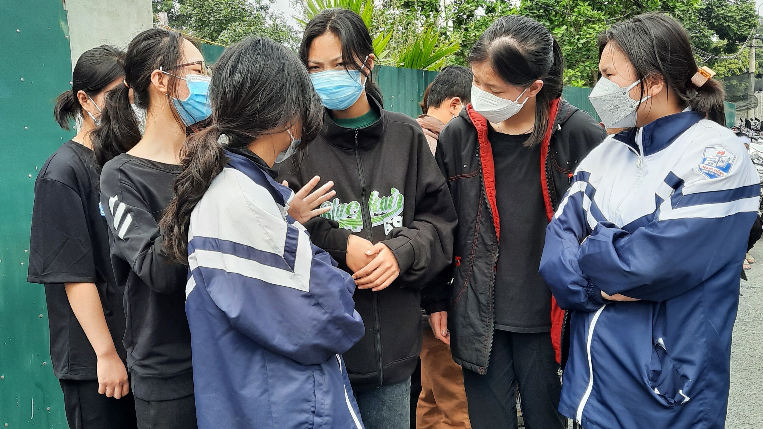 “Khi nghe tin bạn gặp nạn, chúng em khóc và thương tiếc bạn ấy nhiều. Ở lớp bạn học giỏi đồng đều nhiều môn và hòa đồng với bạn bè”, em Quỳnh nói.