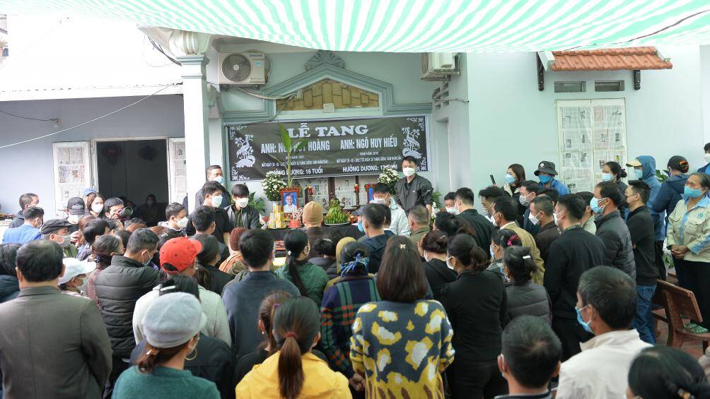 Theo ghi nhận của PV Báo Giao thông, hơn 10h sáng, tro cốt của 2 nạn nhân đầu tiên trong vụ chìm tàu ở Hội An đã về đến quê nhà. Đó là tro cốt 2 cháu nội của ông Ngô Văn Đẩn (thôn Đoài, xã Nam Hồng, huyện Đông Anh, TP Hà Nội).