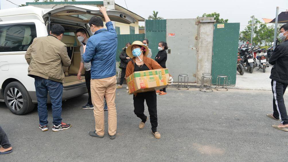 Sáng nay (28/2), hàng trăm người thân, họ hàng, người dân thôn Đoài (xã Nam Hồng, Đông Anh, Hà Nội) đã có mặt đón tro cốt các nạn nhân tử vong trong vụ chìm cano ở TP Hội An (Quảng Nam).