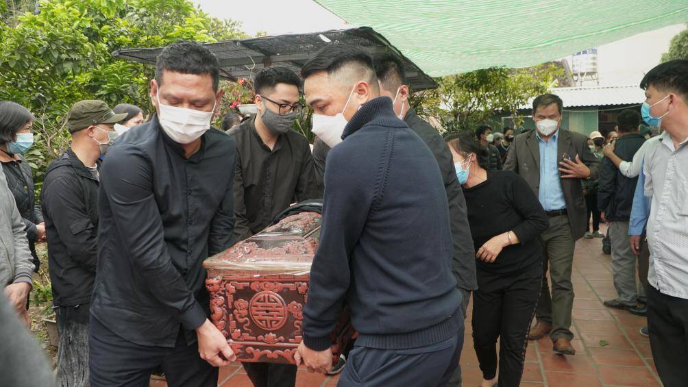 Chuyến du lịch định mệnh ấy đã cướp đi 8 người con của huyện Đông Anh (Hà Nội). Đau lòng hơn, các nạn nhân đều có quan hệ họ hàng, thân quen vì họ ở trong 3 gia đình thông gia, cùng rủ nhau đi du lịch.