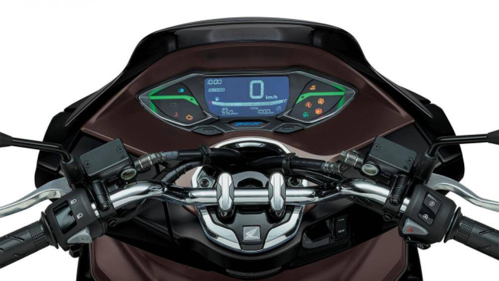 Về trang bị, Honda PCX 160 2022 được trang bị hệ thống chiếu sáng full LED, đồng hồ là màn hình kỹ thuật số hiển thị đầy đủ thông tin xe