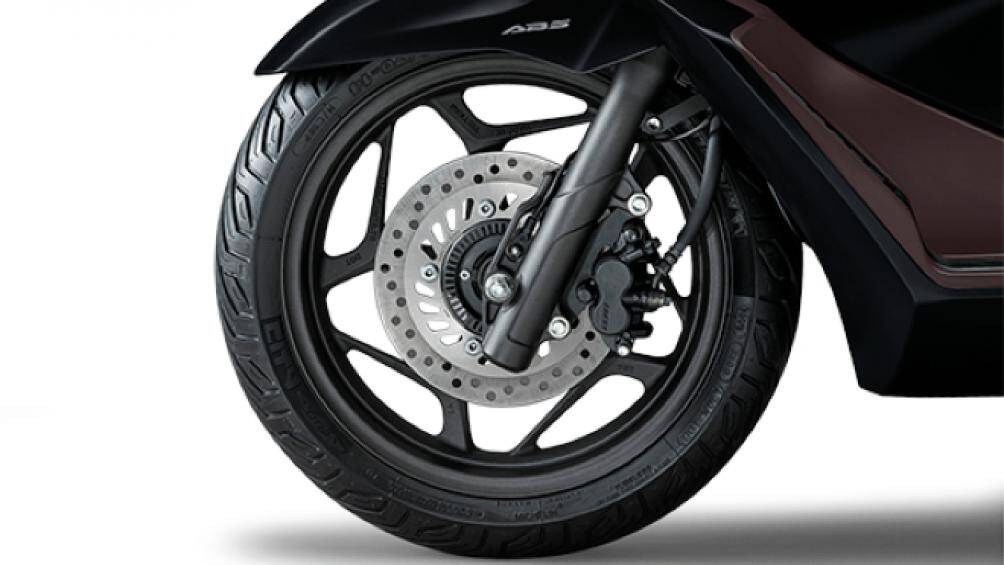 Honda PCX 160 còn được trang bị các tính năng an toàn như hệ thống kiểm soát lực xoắn HSTC, đèn báo hiệu dừng khẩn cấp, ABS bánh trước