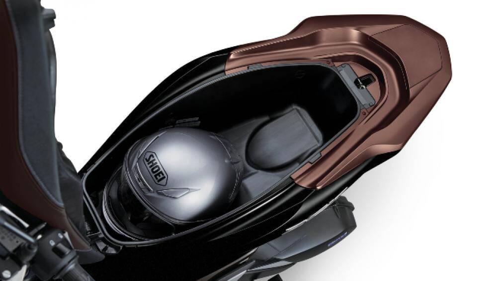 Bên dưới yên xe là cốp đồ 30lít cùng ngăn U-Box chuyên dụng để chứa mũ bảo hiểm full-face