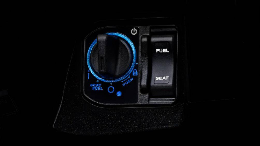 Hộc chứa đồ phía trước của PCX 160 được tích hợp sẵn cổng sạc USB Type-C để người dùng có thể sạc điện thoại một cách tiện lợi