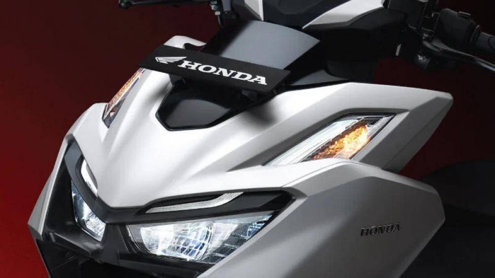 Cụm đèn pha kép phía trước được thiết kế gãy gọn, vuông vức kết hợp với ốp 2 bên, đèn định vị vẫn mang tạo hình cánh chim vuốt lên trên