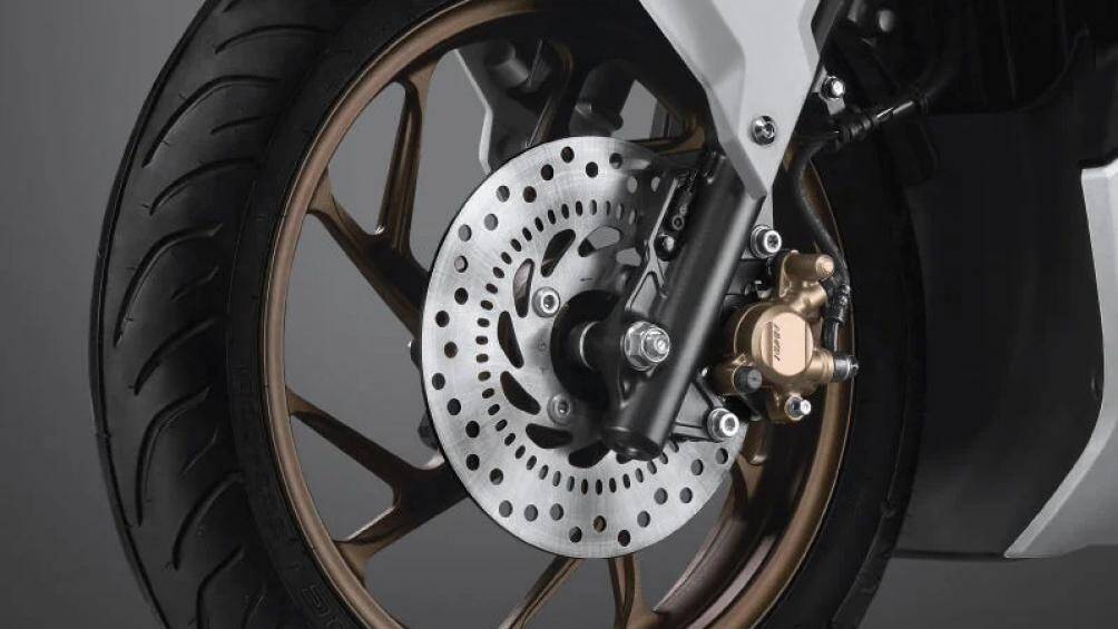 Về trang bị, xe vẫn sở hữu đèn full-LED, khóa thông minh, đồng hồ kỹ thuật số. So với đời cũ, Vario 2022 ghi điểm bởi cổng sạc USB và phanh ABS