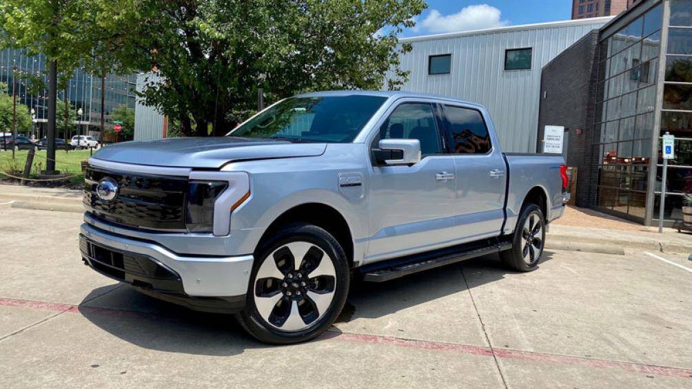 2. Ford F-150 Lightning Platinum (giá khởi điểm: 92.569 USD)