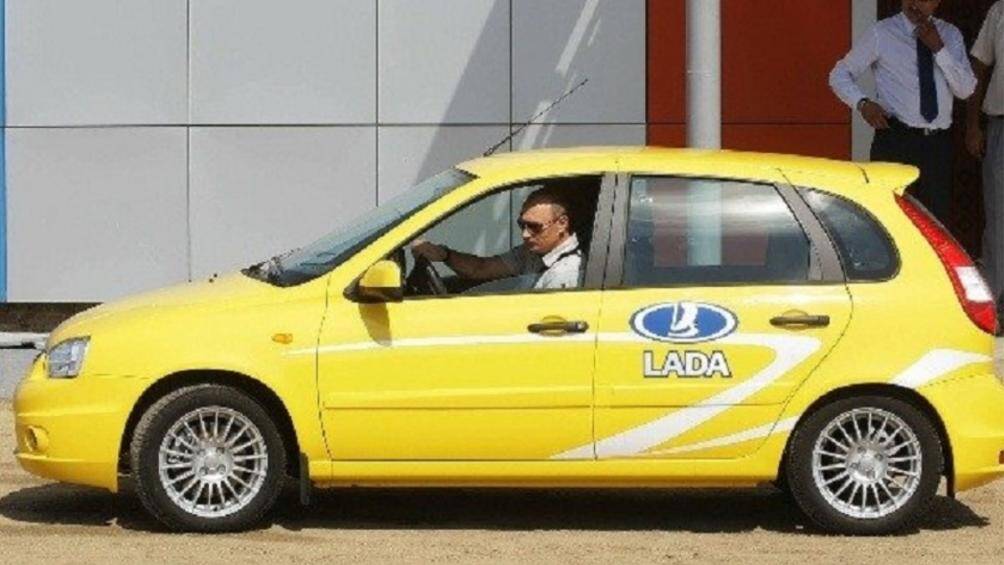 Lada Kalina: Năm 2010, ông Putin bắt đầu chuyến đi đường bộ kéo dài 4 ngày, với 2.000 km xuyên vùng Viễn Đông của Nga trên chiếc Lada Kalina