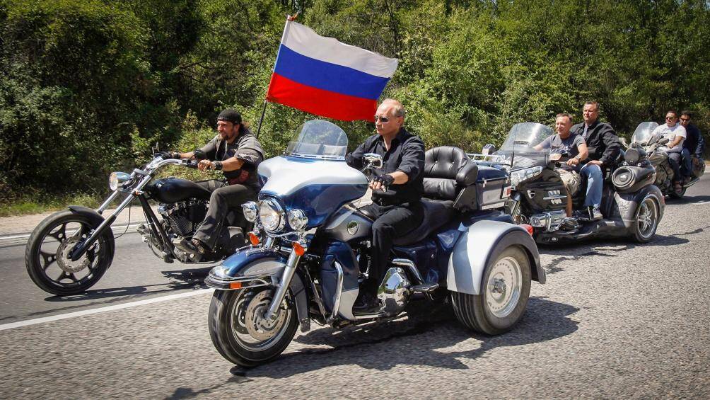 Xe mô tô Harley-Davidson: Tháng 8/2011, ông Putin lái thử chiếc xe môtô Harley-Davidson dẫn đầu câu lạc bộ môtô Night Wolves của Nga