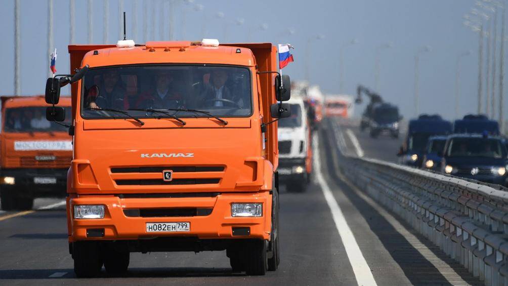 Xe tải Kamaz: Tổng thống Putin từng điều khiển chiếc xe tải Kamaz dẫn đầu đoàn phương tiện chở những công nhân đã tham gia dự án xây cầu