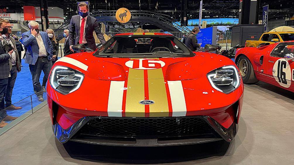 Ford GT Alan Mann Heritage Edition nổi bật với tông màu đỏ chủ đạo cùng các điểm nhấn bằng màu sơn trắng, vàng gold của đội đua Alan Mann
