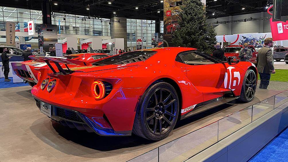 Nhiều bộ phận trên xe làm bằng sợi carbon trên mẫu GT như bộ vành 20 inch, bộ cánh gió trước, cửa gió động cơ, bộ khuếch tán gió phía sau